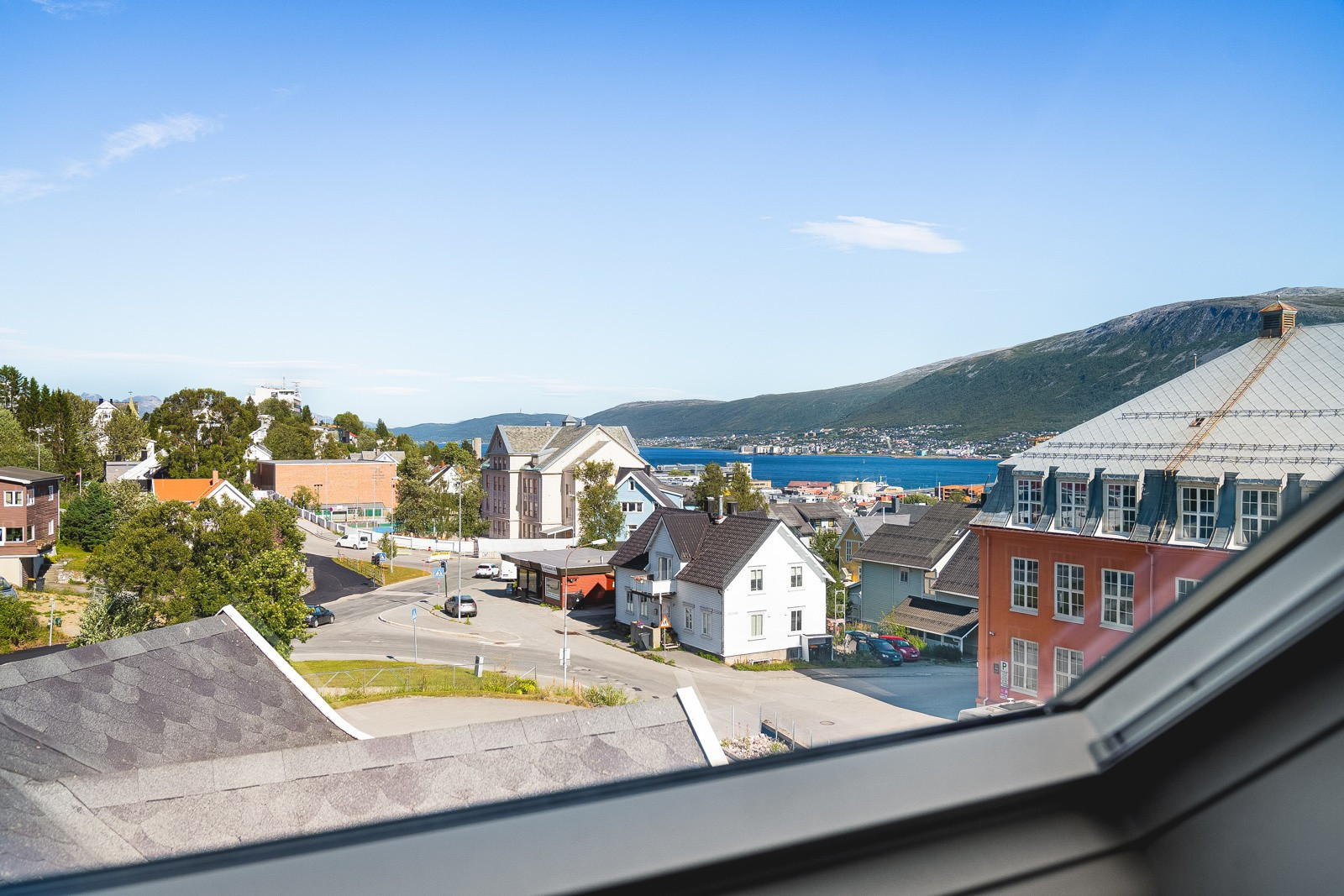 Således fin utsikt fra skråvinduet oppe.