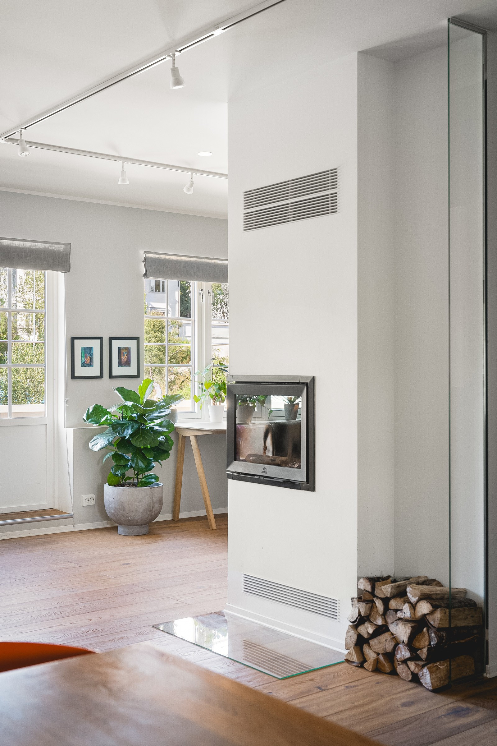 Peisen er sentrert i stuen og vil skape en lun og god atmosfære ved bruk. Fremstår meget moderne og i stil med resten av leiligheten.