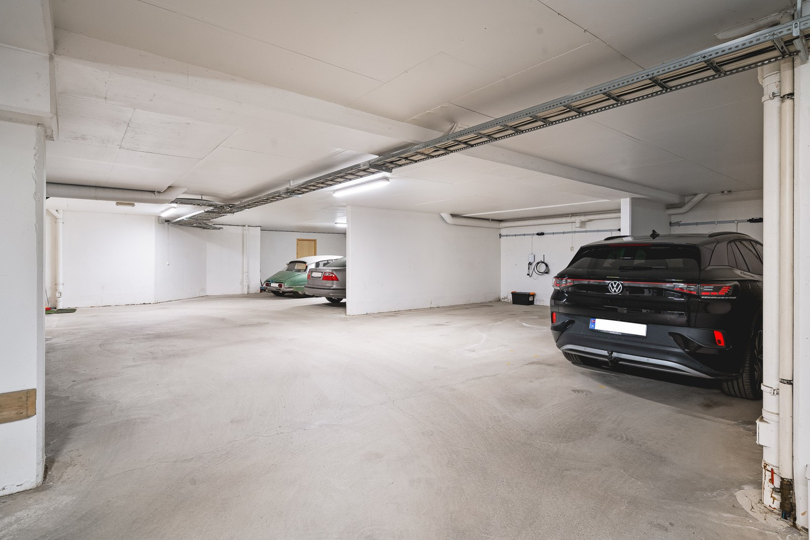 Garasjeanlegget under bygget er ryddig, rent og lyst.