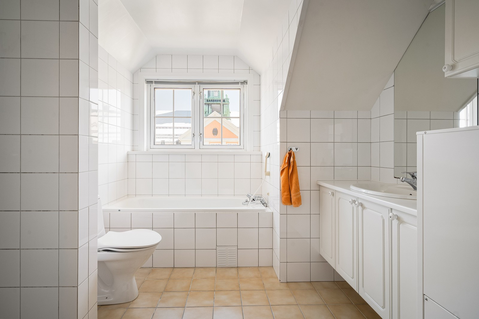 Leiligheten har 2 toaletter og dusjer, samt badekar.