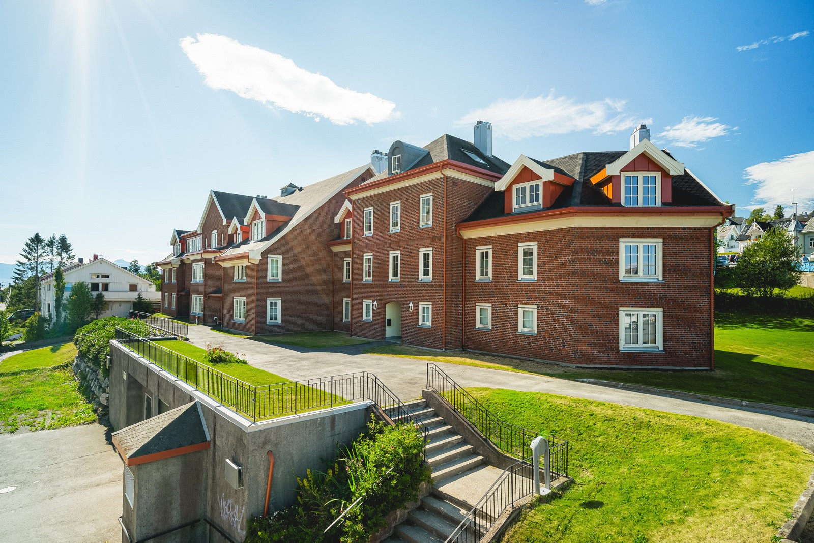 Sameiet nyter en stor og romslig tomt med mye grøntareal rundt som skaper luft mellom nabobyggene.