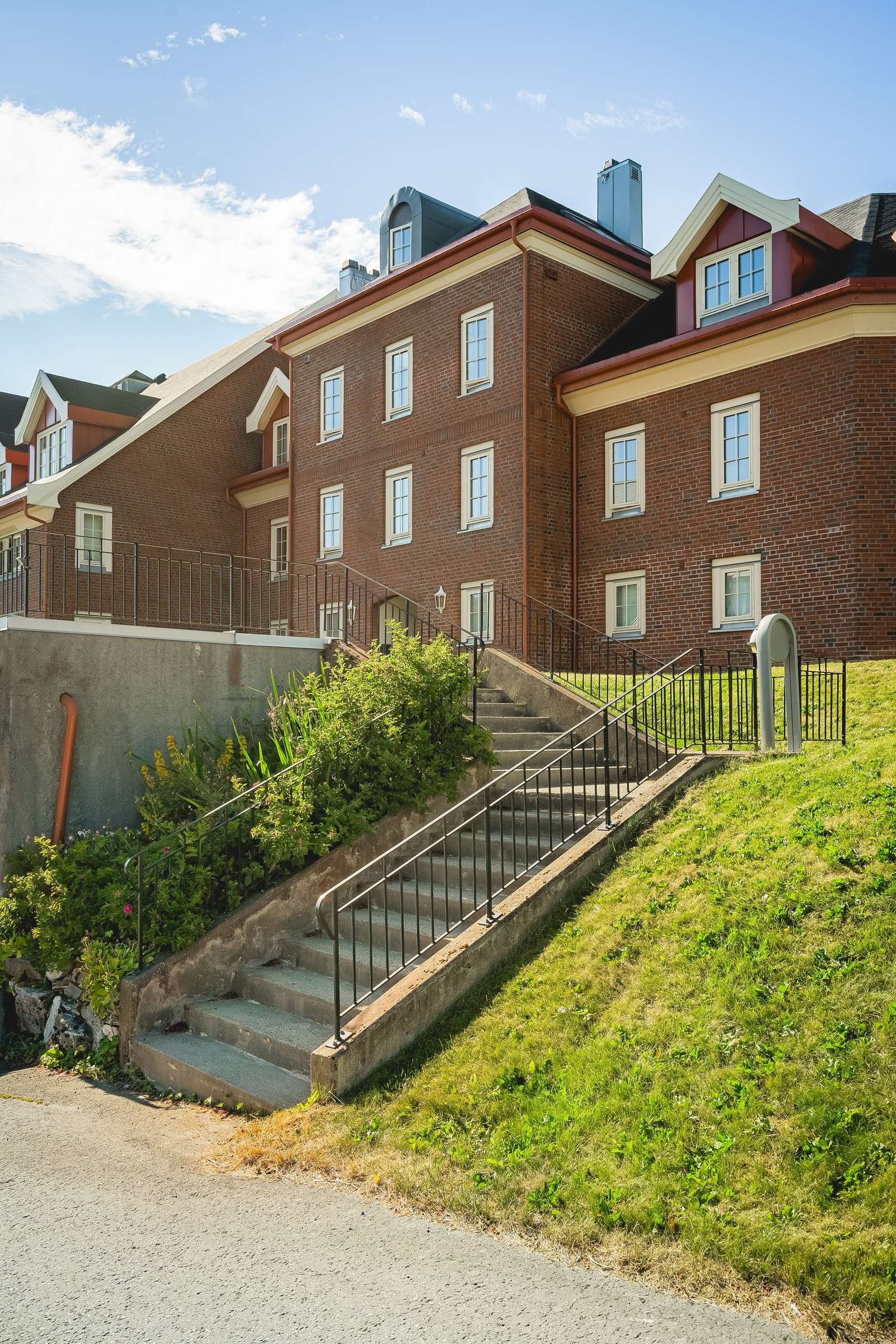 Trappen opp mot hovedinngangen. Sameiet disponerer flere gjesteparkeringsplasser.