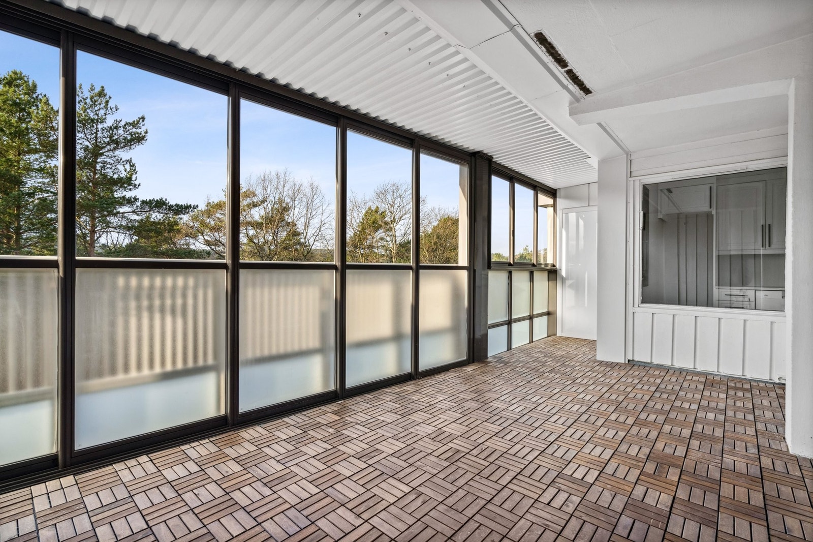 Veranda med liten bod (venstre hjørne) Galleribilde