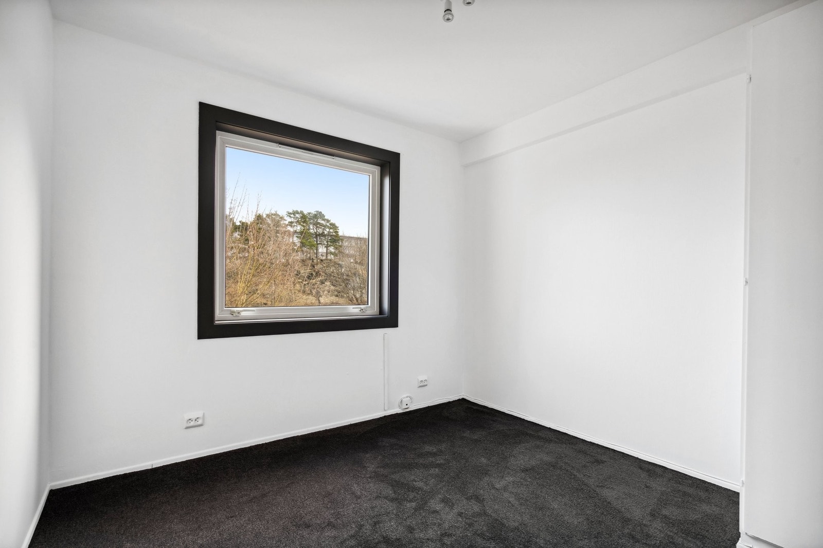 Soverom 2 med vegg-til-vegg teppe Galleribilde