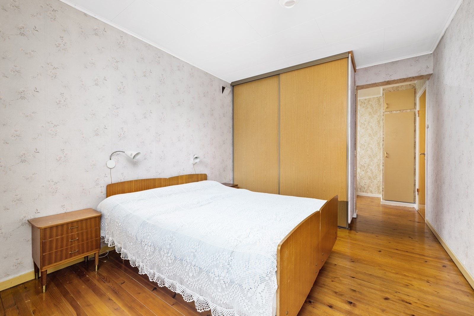 Soverommet har garderobe med skyvedører. Galleribilde