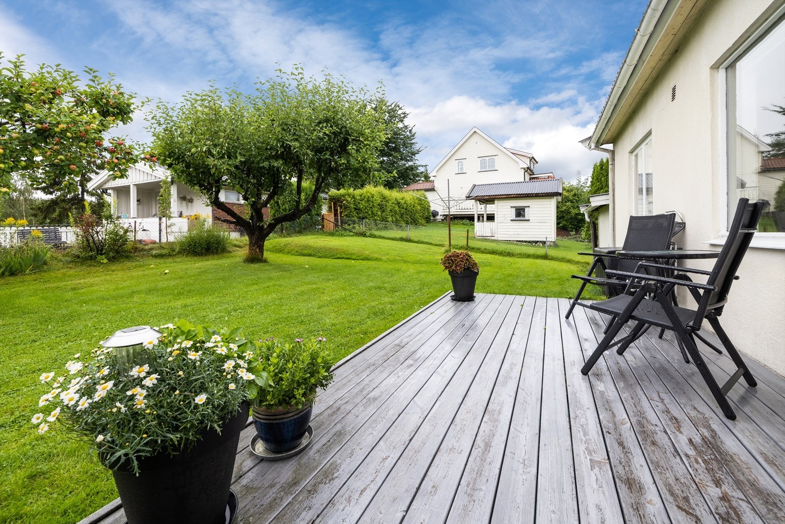 Hyggelig uteplass med gode solforhold. Galleribilde