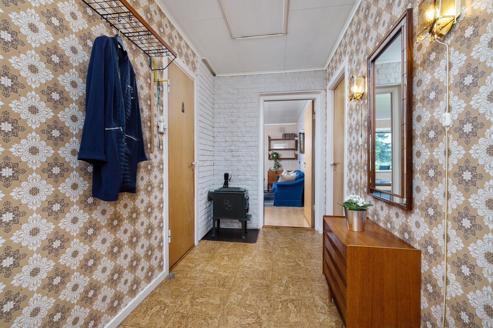 Hall/gang med vedovn. Galleribilde