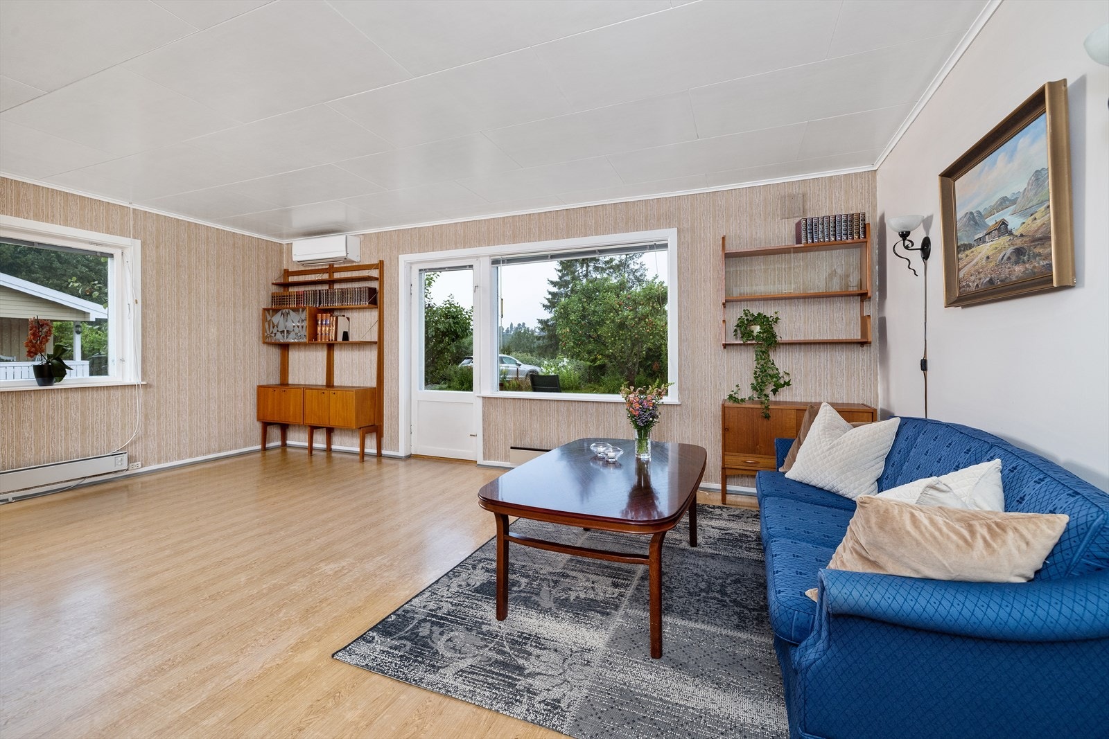 Romslig stue med varmepumpe og dør ut til terrassen og hagen. Galleribilde