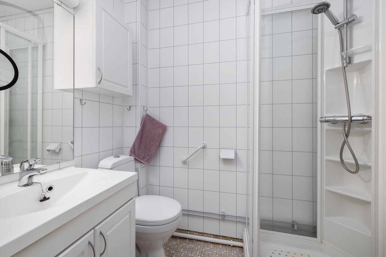 Eldre bad med flislagte gulv og baderomsplater på vegg. Galleribilde