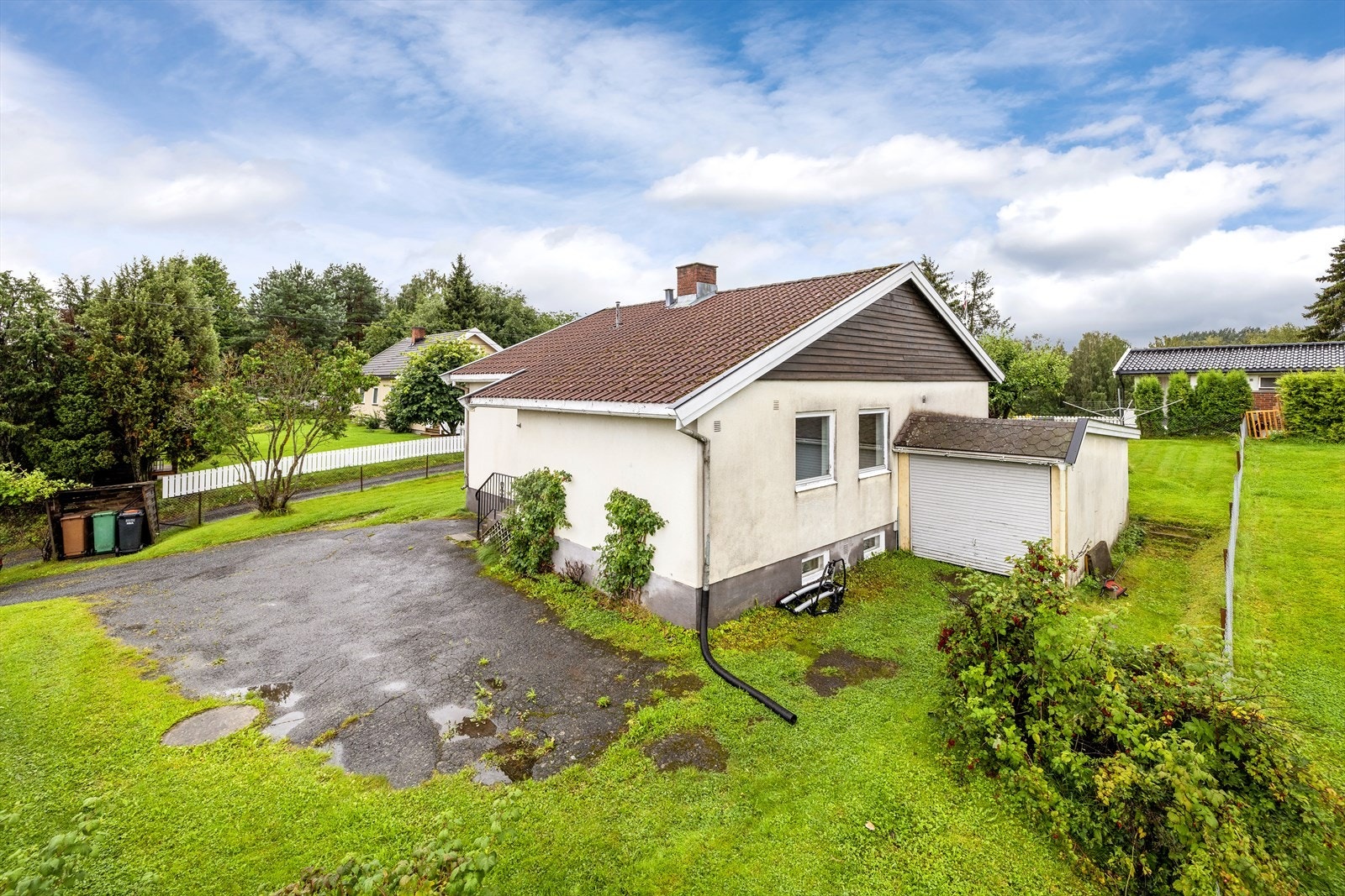 Garasje påbygget boligen. Ellers godt med parkeringsmuligheter på tomten. Galleribilde