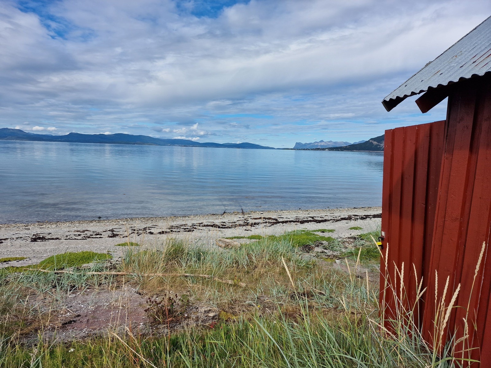 Eget naust i strandkanten. Galleribilde