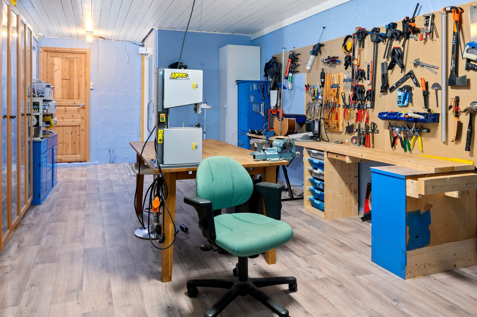 God plass for oppbevaring av verktøy, samt god plass til store arbeidsbenker. Galleribilde