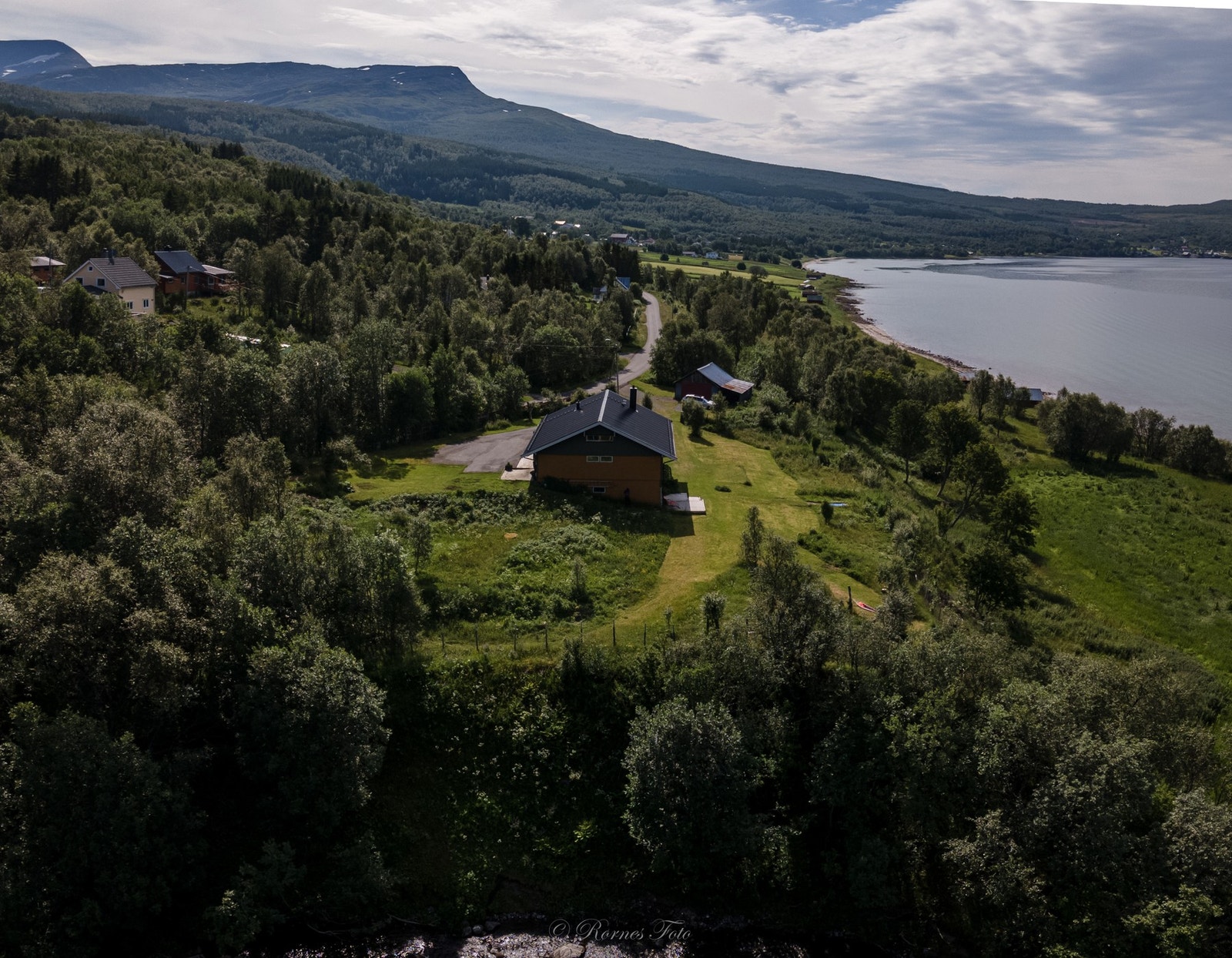 Flott opparbeidet tomt som oppleves svært skjermet. Galleribilde