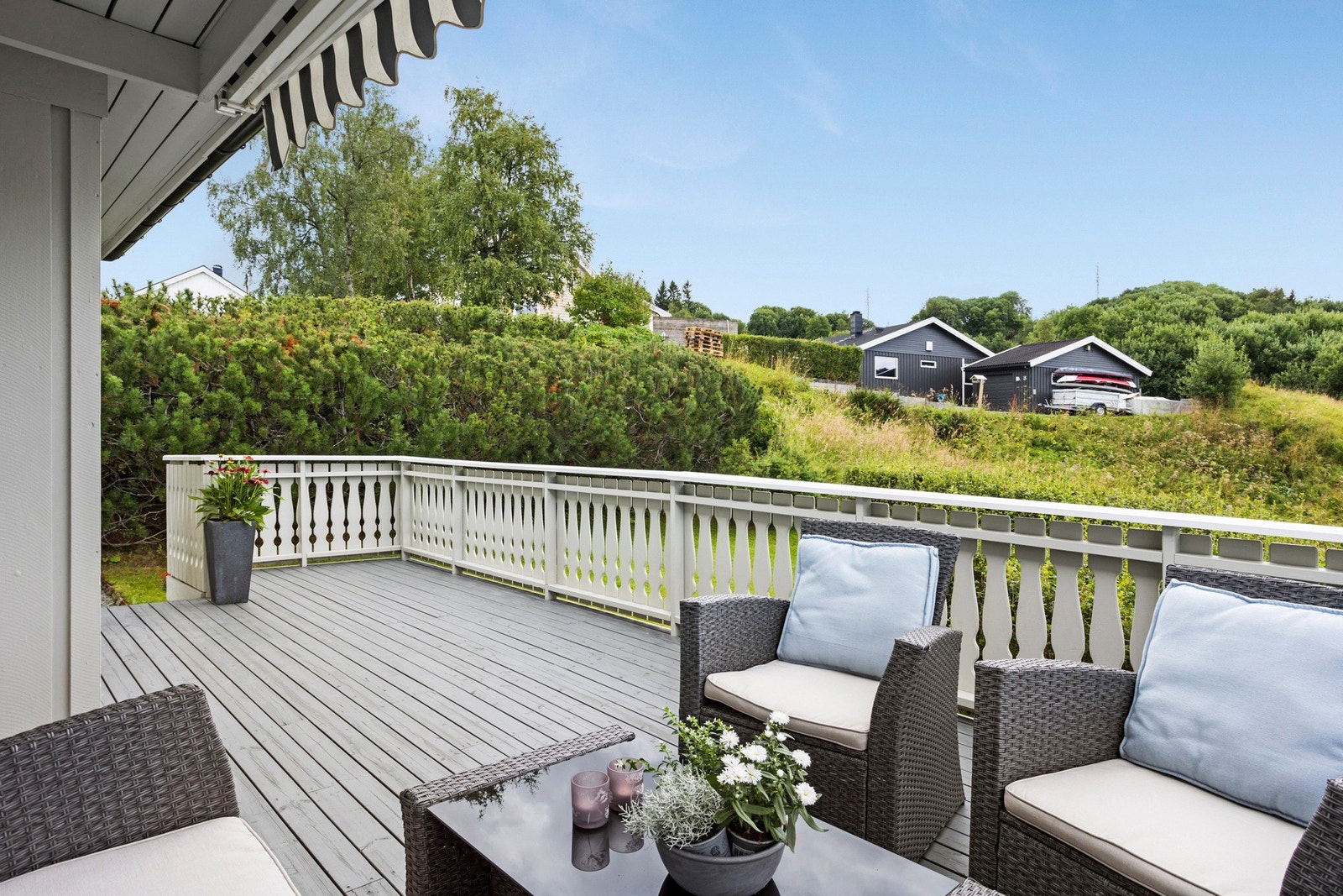 Verandaen er på romslige 20 kvm med god plass til utemøbler og grill, det er også nedgang til hagen og parkeringsplassen Galleribilde