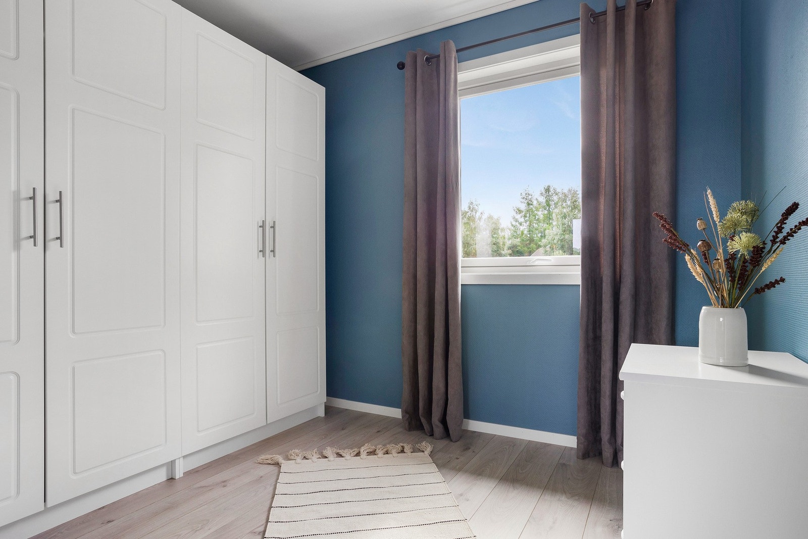 Flott walk in closet med 2 pene klesskap. Et rom som også kan brukes som barnerom da det er godkjent opprinnelig som soverom Galleribilde