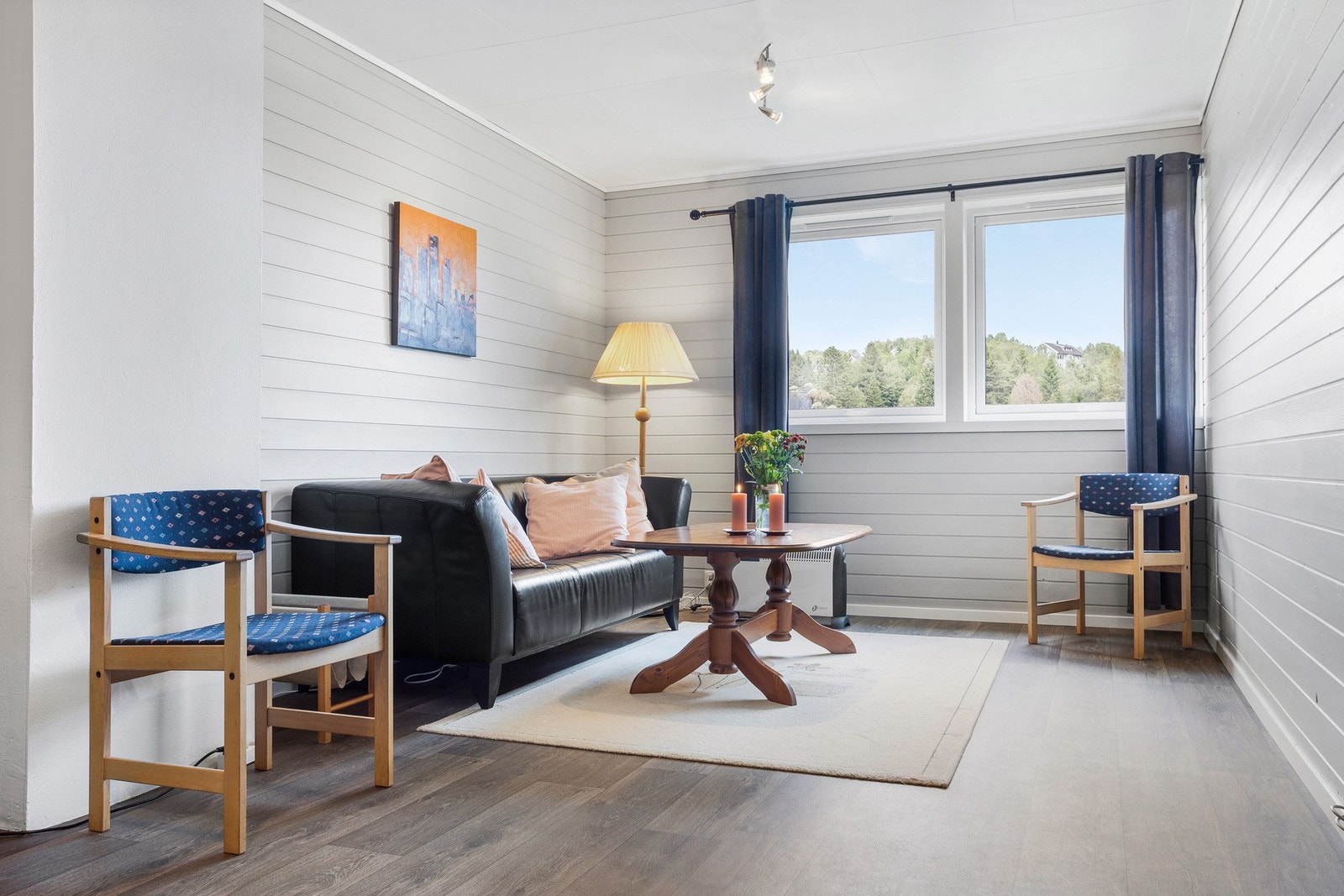 Lys og innbydende kjellerstue med mulighet for innsetting av vedovn. Halve kjellerstuen er byggemeldt som hobbyrom og andre halvdel som bod. Galleribilde