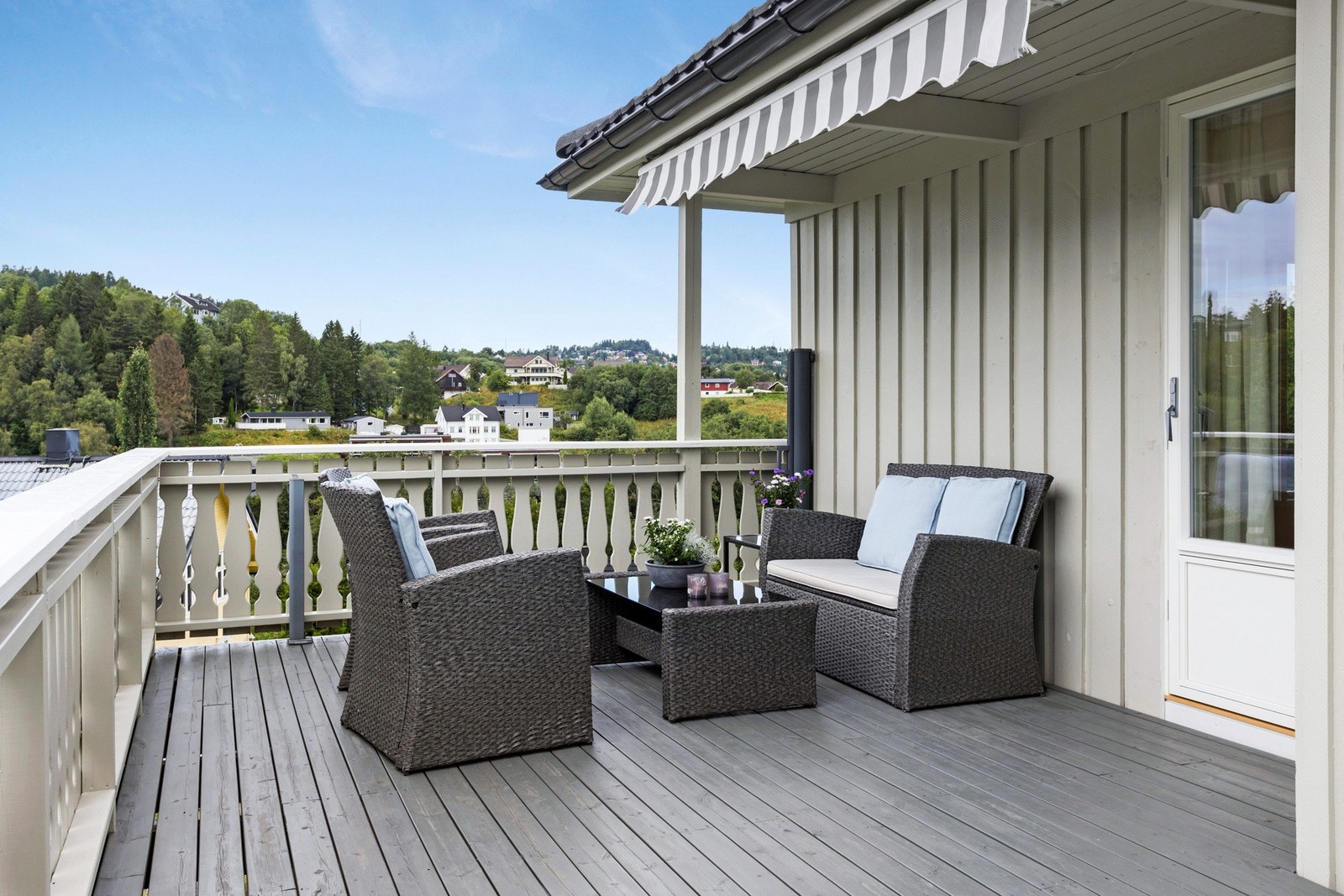 Verandaen er utstyrt med manuell markise for solskjerming. Verandadør byttet i 2018. Galleribilde