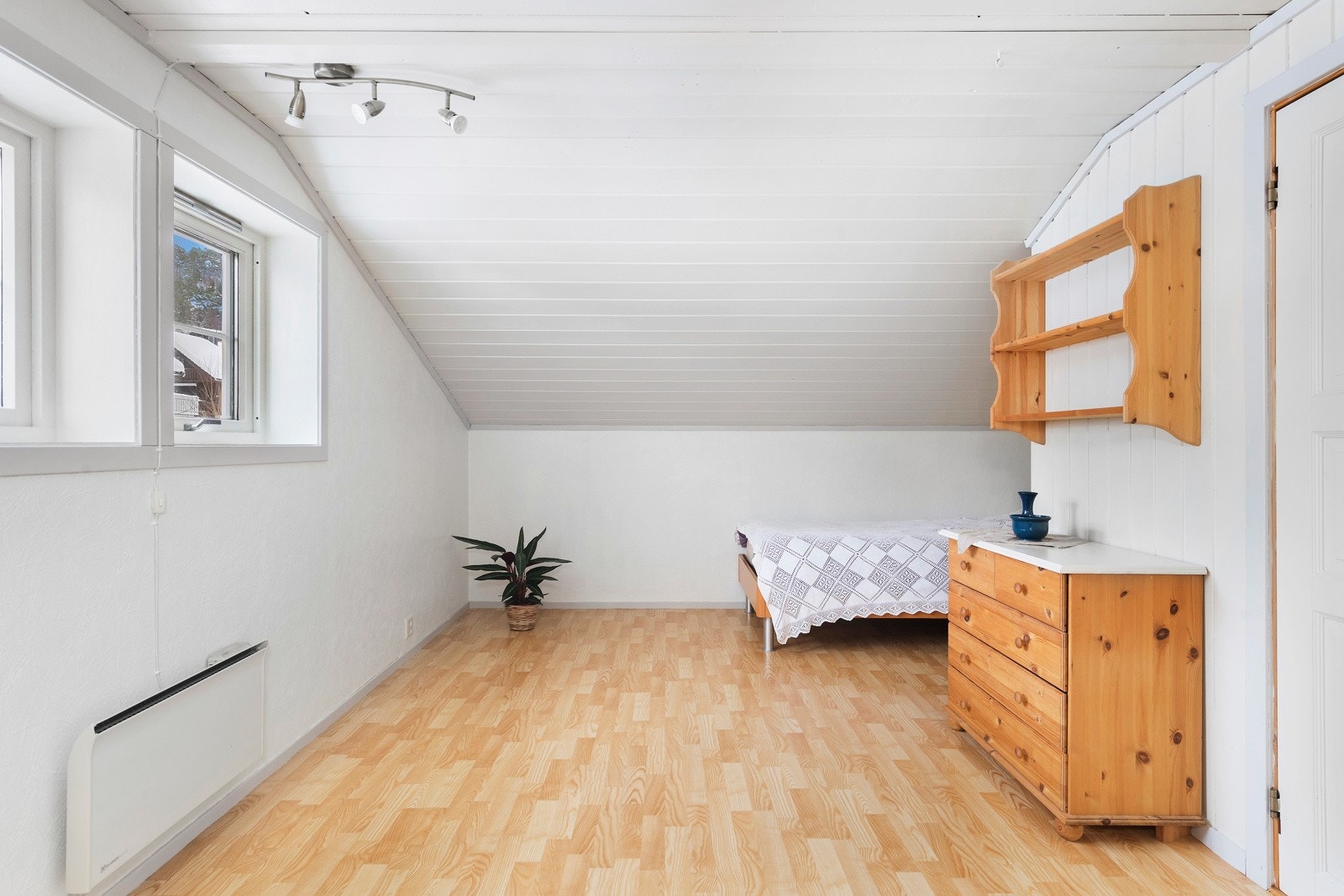 Rom i bruk som soverom mot nord på loft (rommet er ikke søkt innredet) Galleribilde