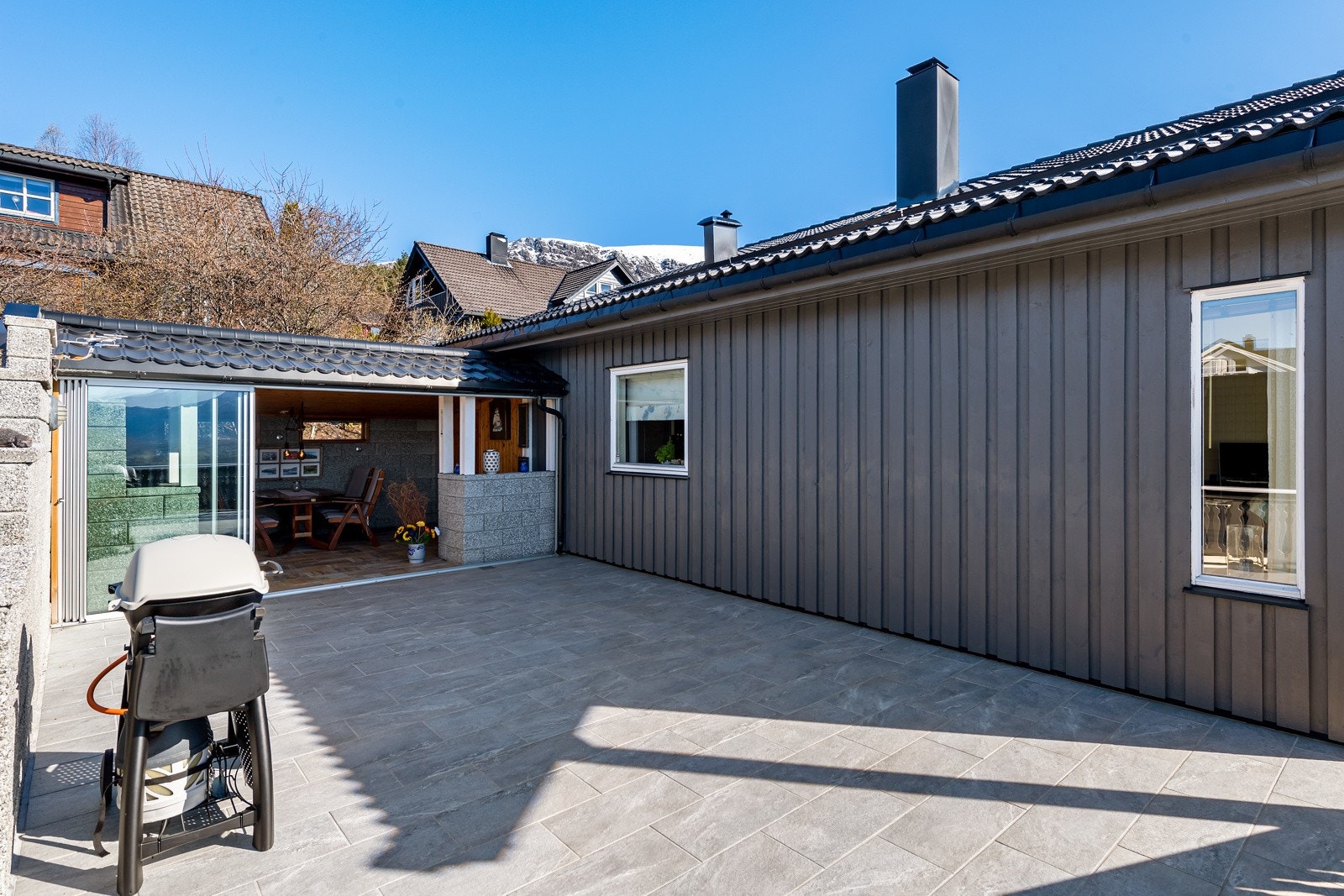 Mot vest er det stor terrasse og hagestue. Galleribilde