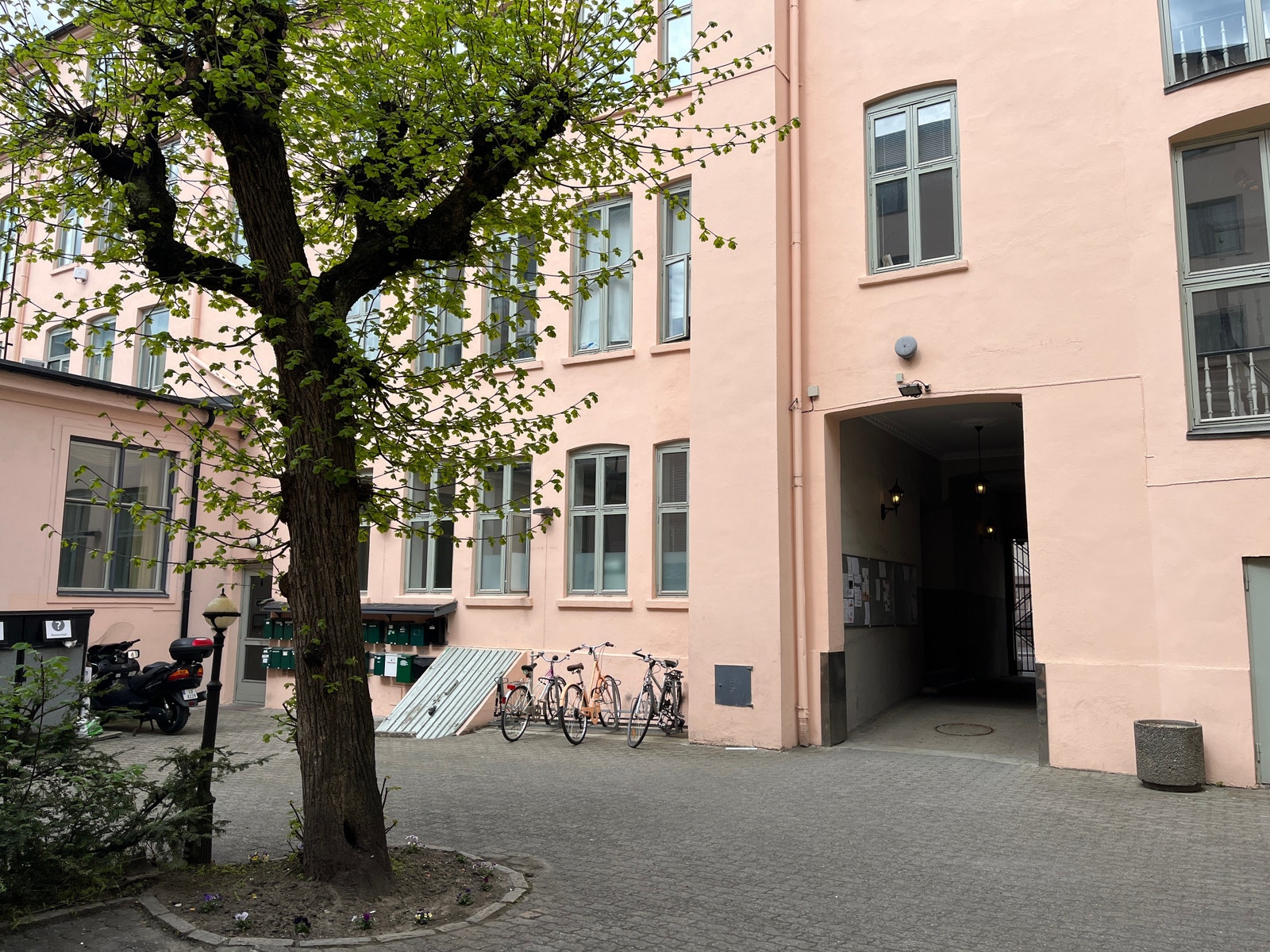 Bakgård med sykkelparkering Galleribilde