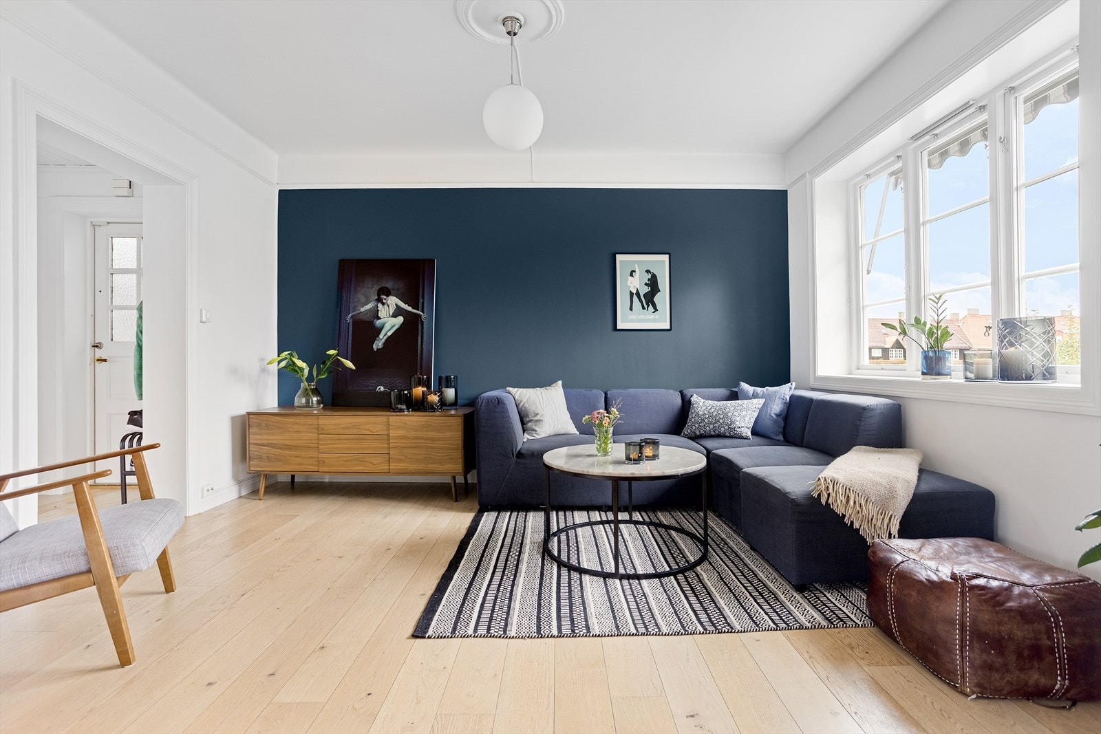 Innvendig har boligen en innholdsrik og familievennlig planløsning som går over 1.etasje med utbygget kjeller. Galleribilde