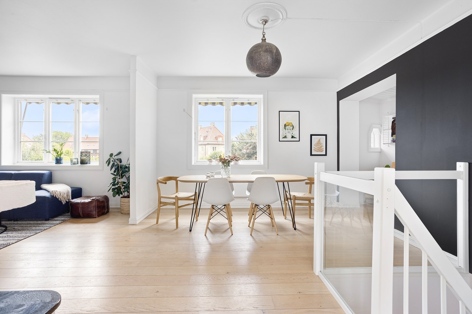 Oppholdsrommene skaper flere ulike soner, samtidig som rommene oppleves åpne og luftige. Galleribilde
