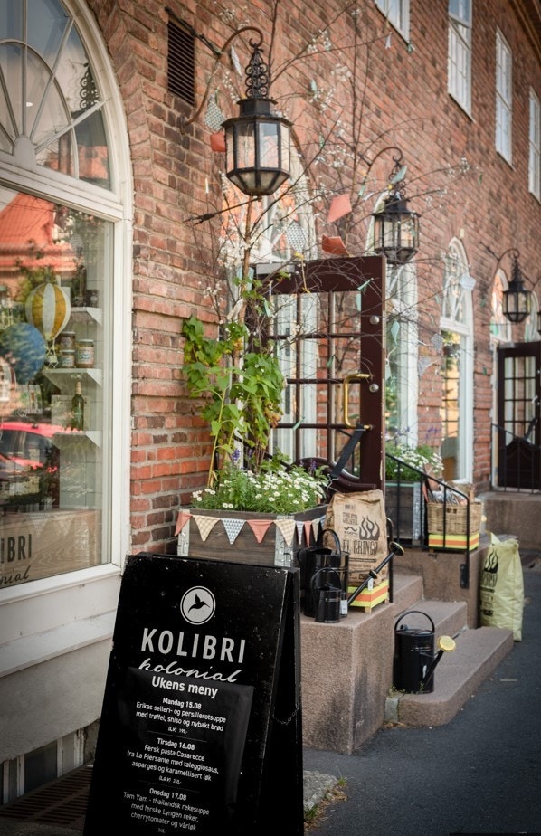Kolibri Kolonial ligger på Damplassen og er en spesialforretning for dagligvarer med blant annet egen ostedisk. Galleribilde