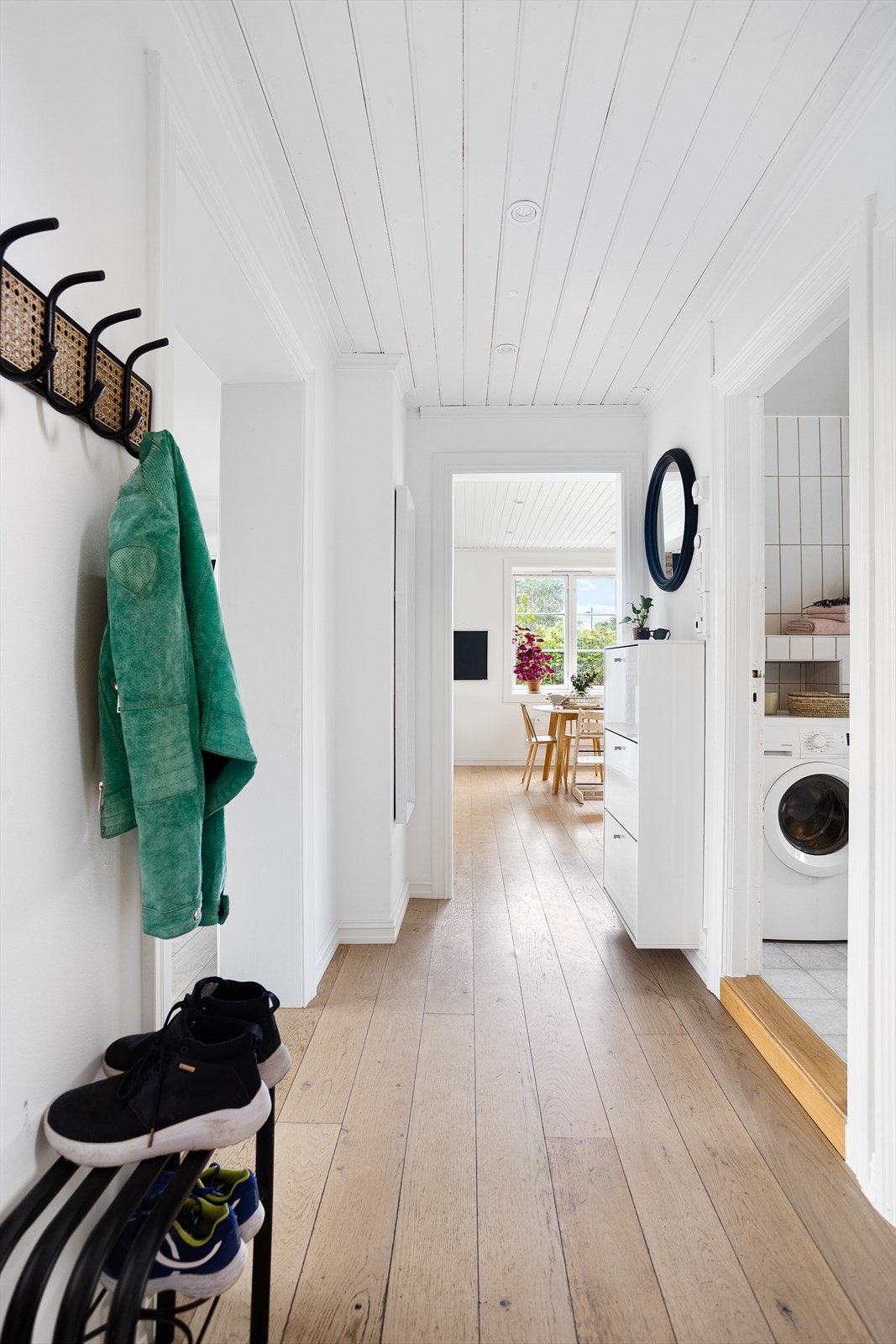 Etasjen har et praktisk baderom i fin tilknytning til entréen. Galleribilde