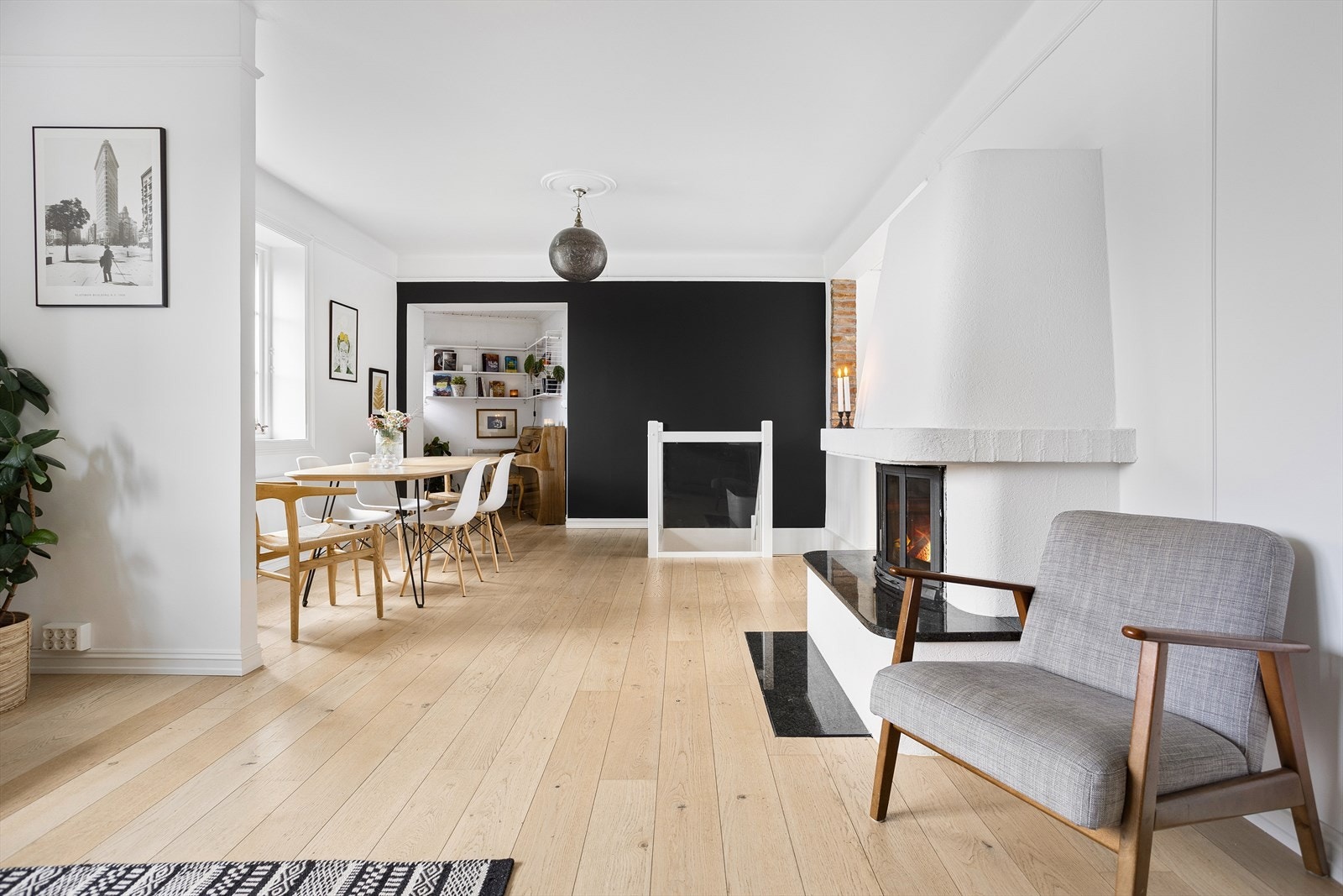 Stuen har en stemningsfull peisovn som er plassert slik at man har glede av den fra både dagligstuen og spisestuen. Galleribilde