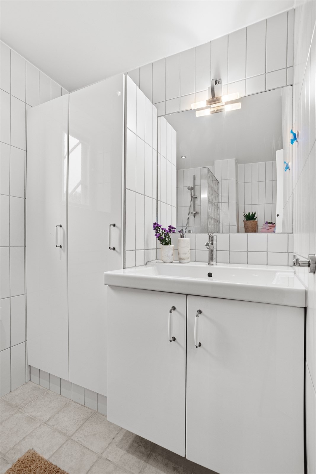 Det er flislagte gulv med elektriske varmekabler, samt opplegg for vaskemaskin. Galleribilde