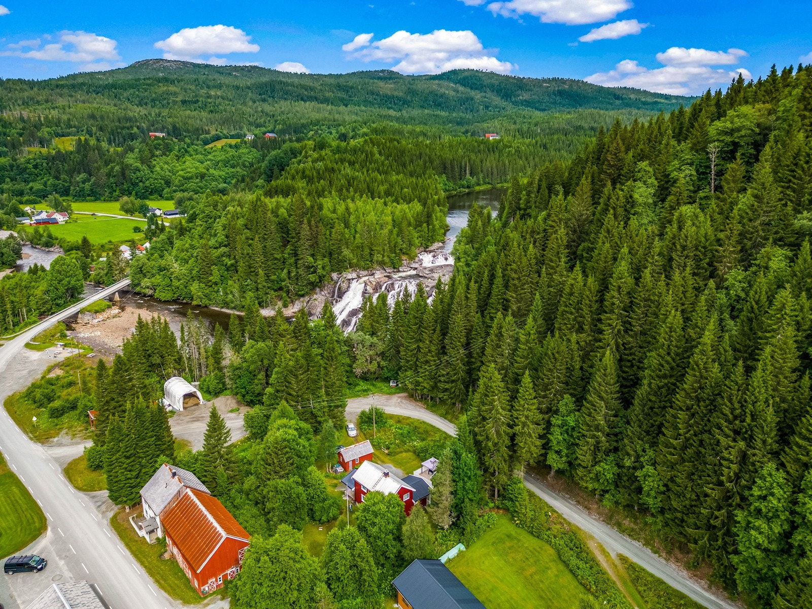 Velkommen til Helgådalsvegen 1200 - en sjarmerende enebolig ved vakre Sjækerfossen Galleribilde