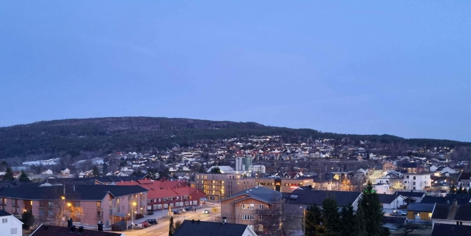 Flott utsikt fra verandaen over Bø sentrum på kveldstid. Galleribilde