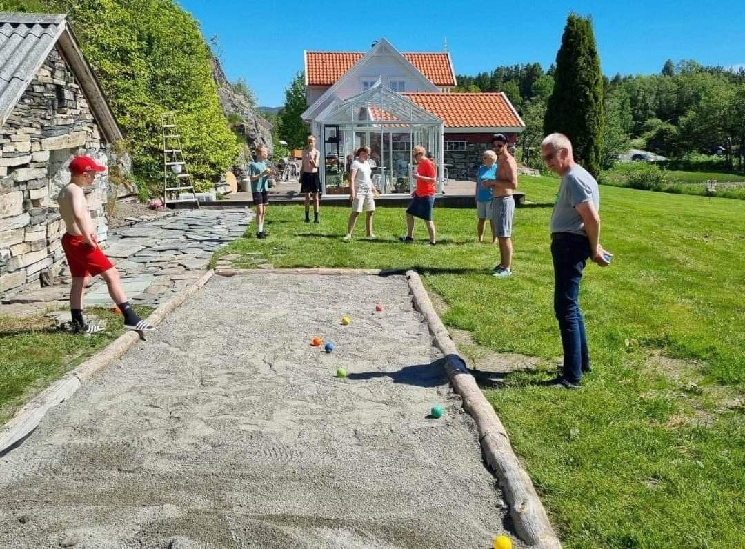 Eiendommen har egen boccia bane hvor familie og venner kan samles. Galleribilde
