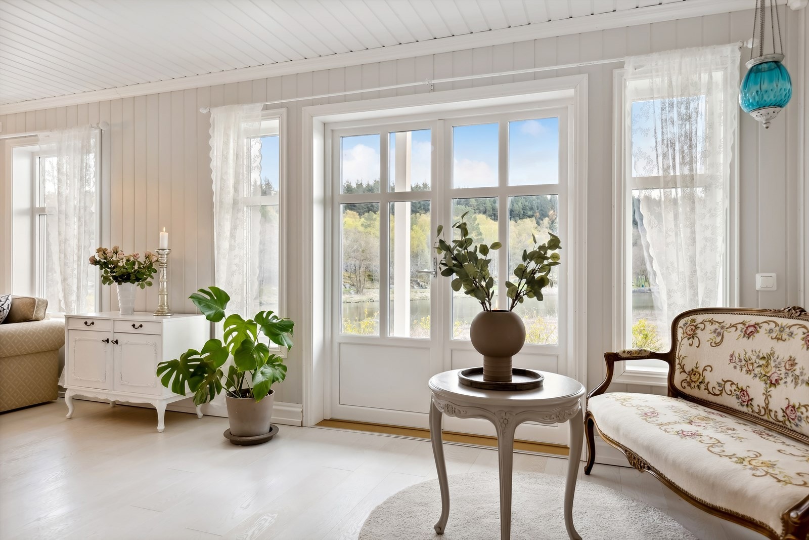 Utgang til stor og solrik terrasse. Galleribilde