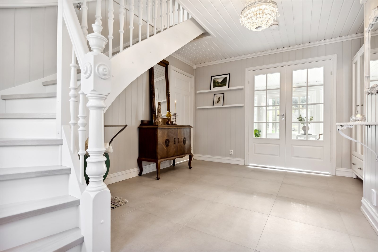 Hyggelig og romslig hall som ønsker deg velkommen inn! Galleribilde