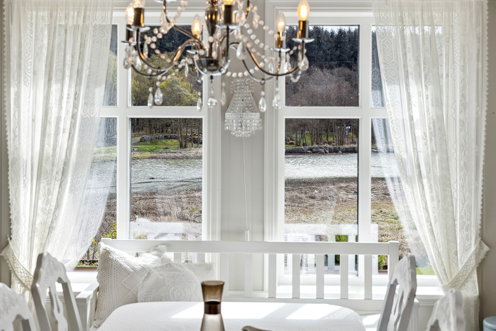 De generøse vinduene slipper inn mye naturlig lys. Galleribilde