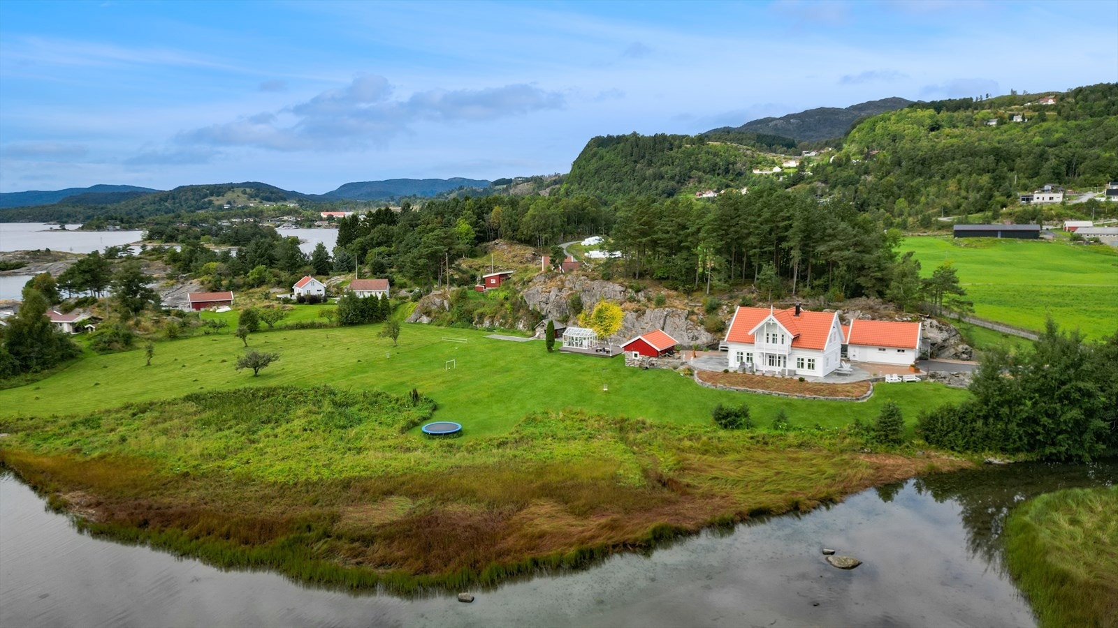 Store bade- og fiskemuligheter. Galleribilde