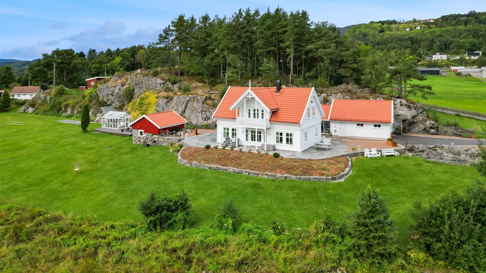 En særdeles flott og gjennomført eiendom med solrik beliggenhet. Barnevennlig og naturnært nabolag! Galleribilde