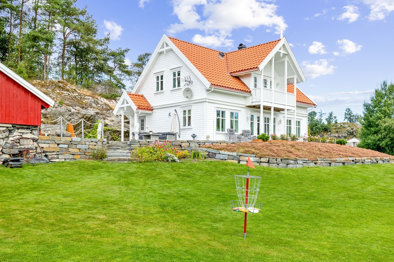 Boligen har deilig hage med god boltreplass for både store og små. Galleribilde