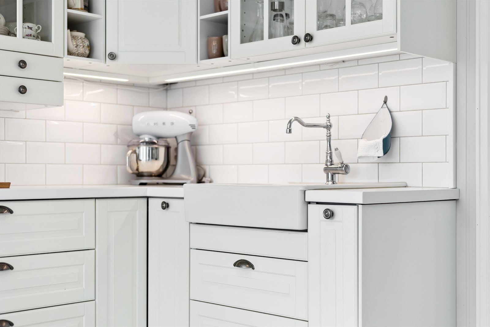 Innredningen har integrert platetopp, stekeovn og oppvaskmaskin. Micro. Kjøl/frys. Galleribilde