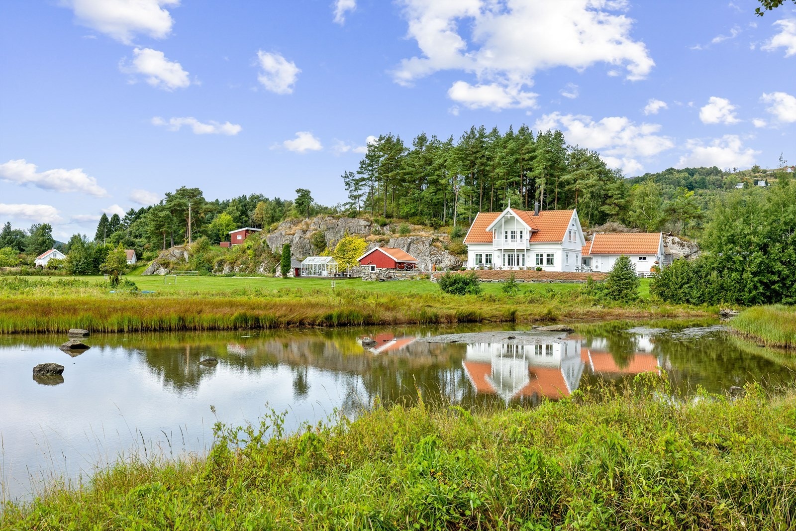DNB Eiendom v/Tone Tjessheim Mannes har gleden av å presentere Leiråvegen 37 -
En perle av en eiendom med lang sjølinje! Galleribilde