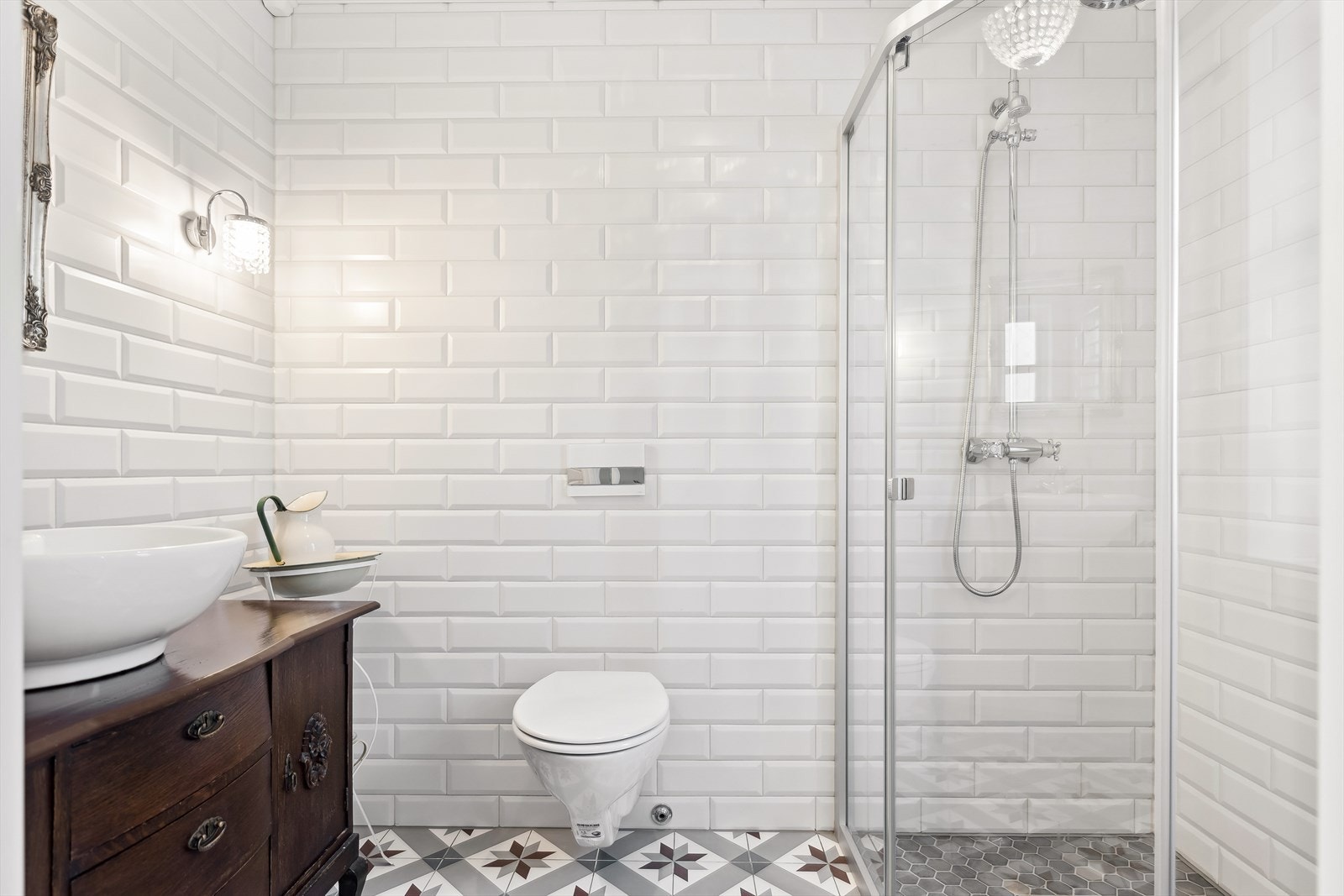 Innbydende helfliset bad. Rommet fremstår som en romslig velværeavdeling, for her bys det på dusjhjørne, vegghengt toalett og seksjon med servant. Galleribilde