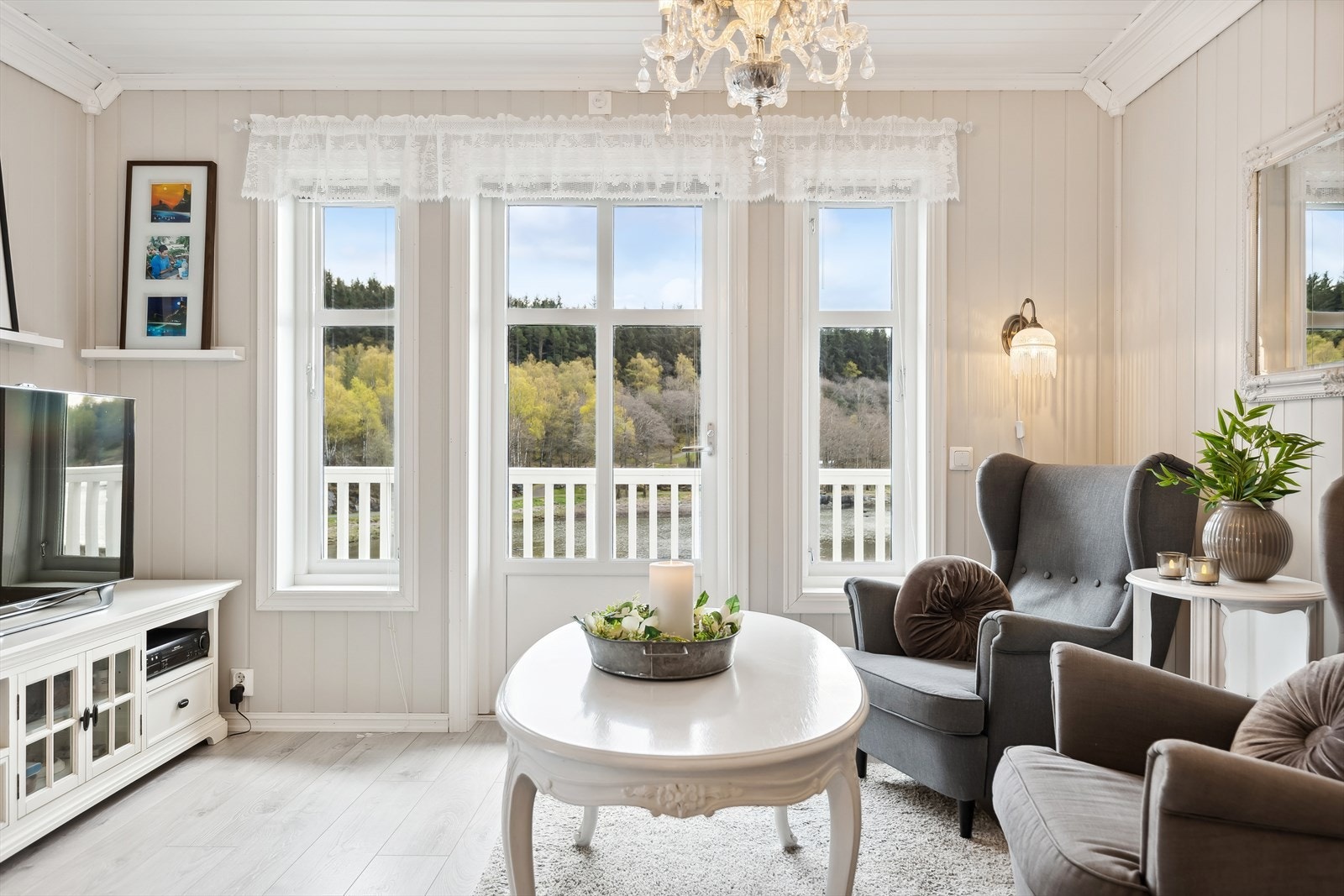 2. etasje har koselig loftstue. En ekstra stue kan gi ytterligere spillerom og privatliv for alle i familien. Galleribilde