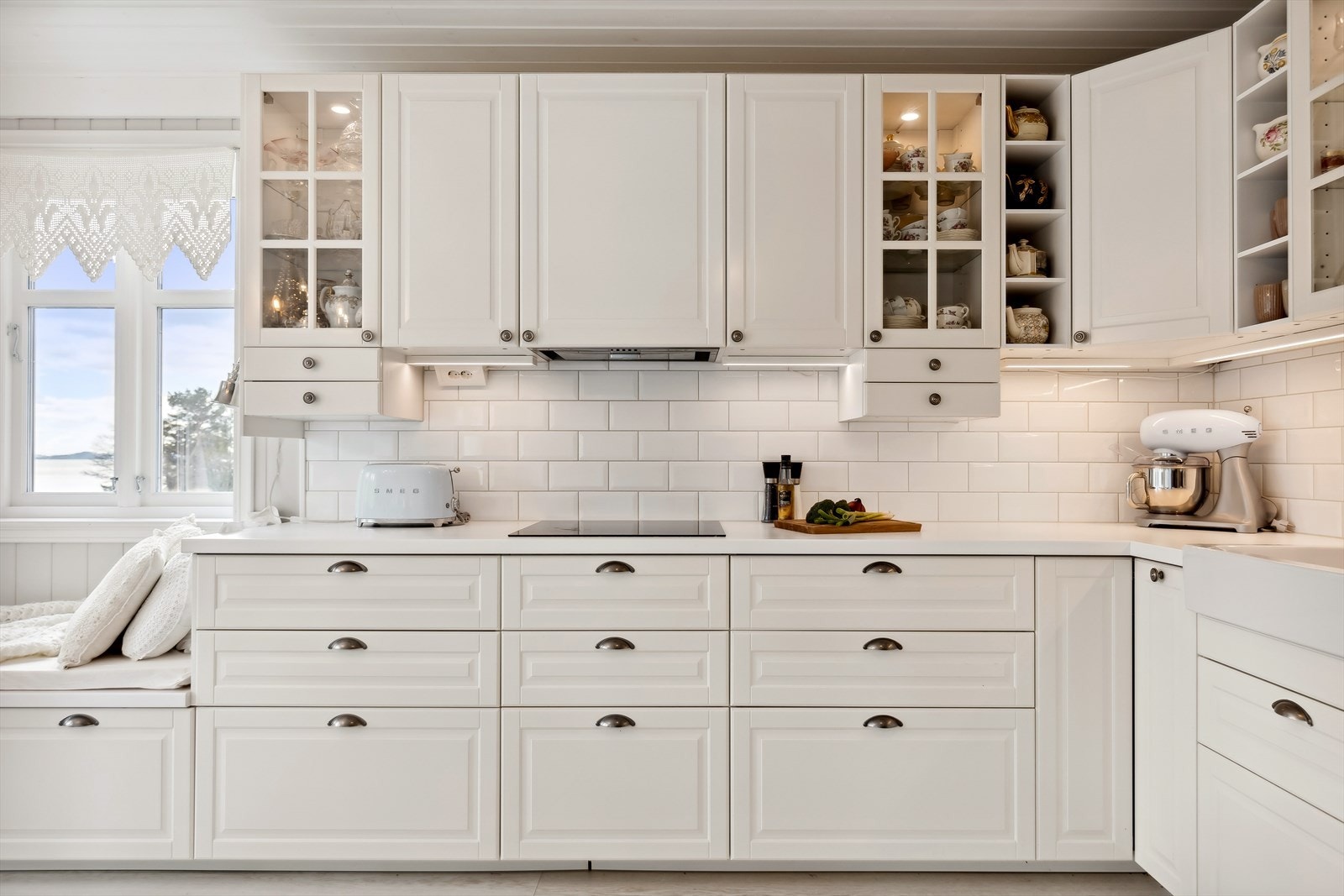 Stilfullt og velutstyrt kjøkken med profilerte fronter og laminat benkeplate. Galleribilde