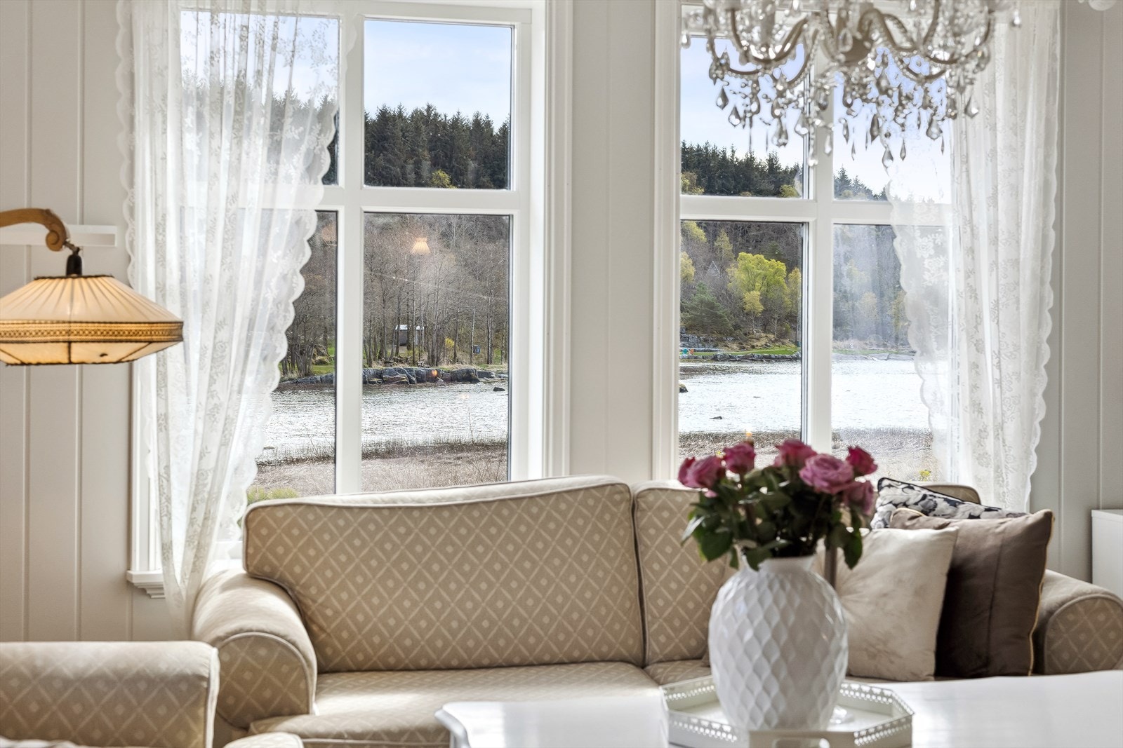 Store vindusflater som gir dagslyset flyte fritt. Herlig utsikt! Galleribilde