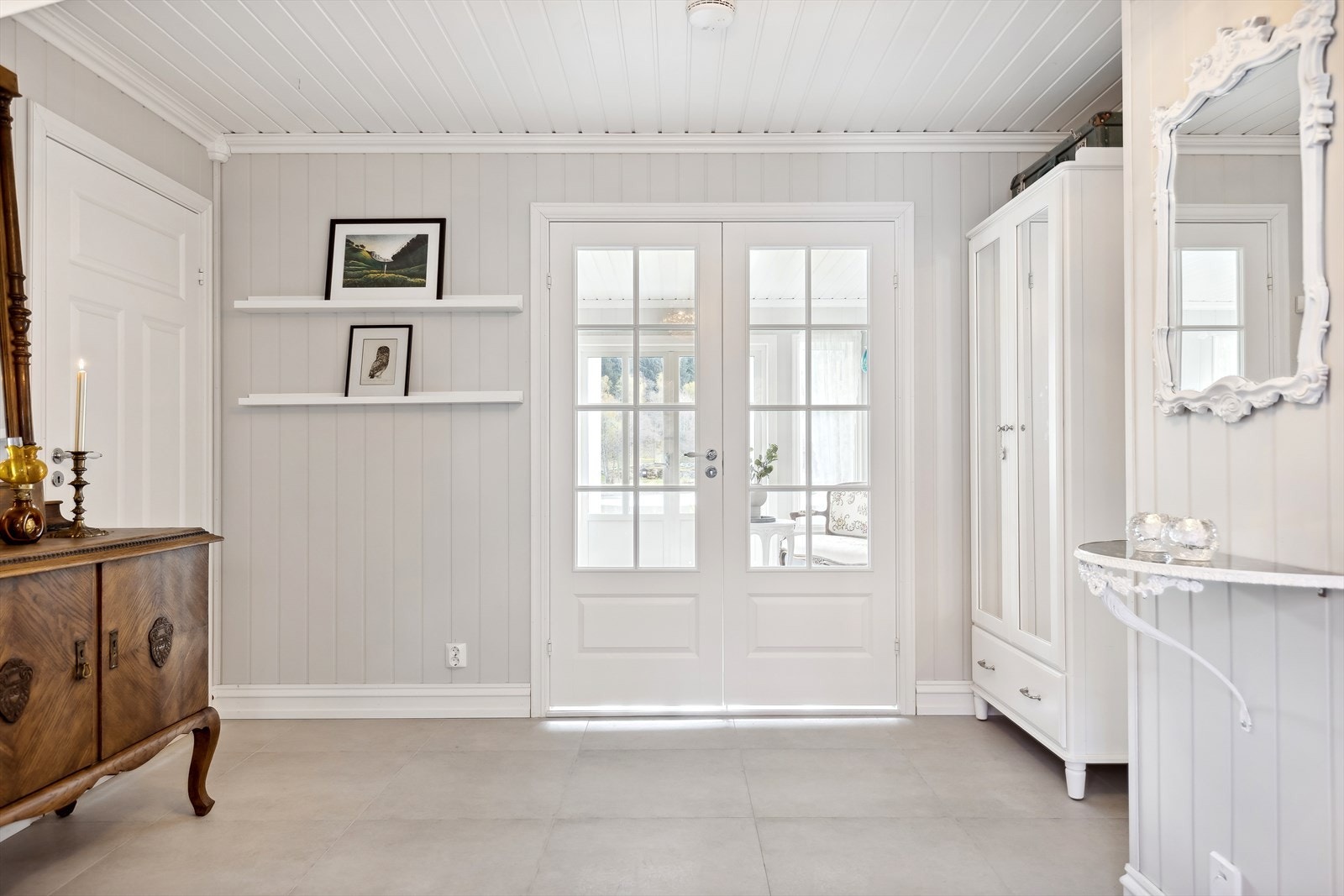 God plass til å henge fra seg ytterklær. Galleribilde