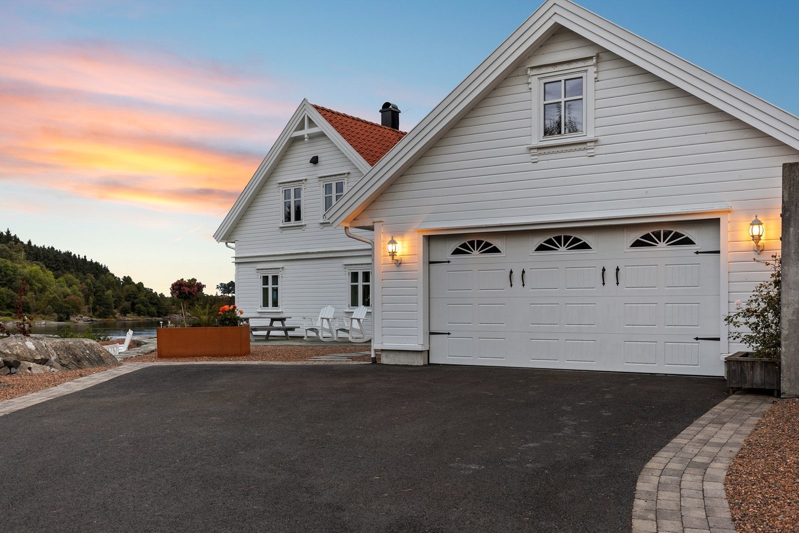 Flott skifer, belegningsstein og asfaltert gårdsrom. Galleribilde