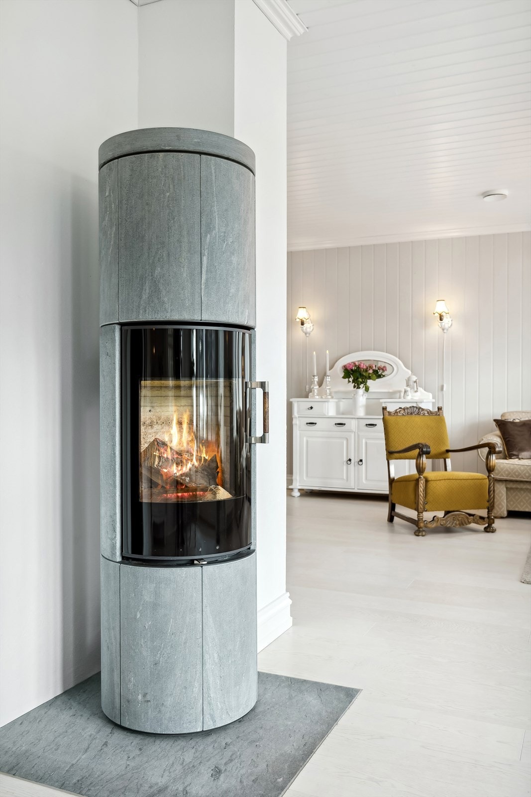 Lun og effektiv peisovn med kleberstein. Galleribilde