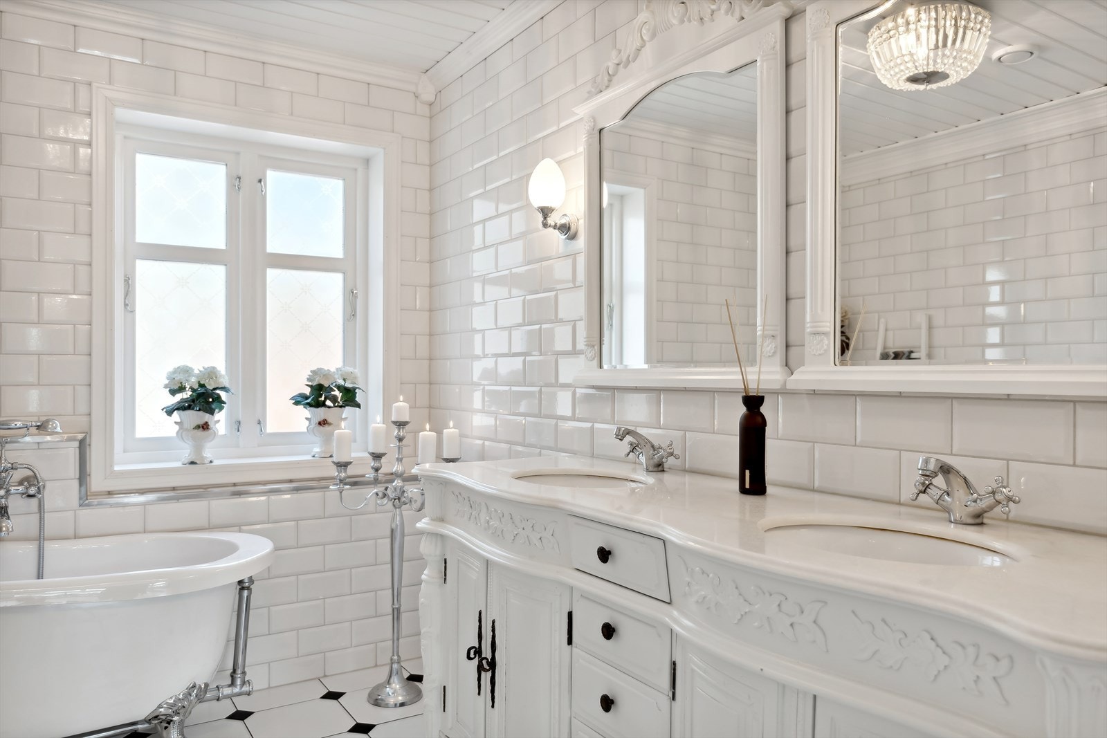 Våkne opp - Forberede seg på en ny dag. Møte fremtiden. Eller trekke seg tilbake, lukke øynene og legge dagen bak seg. Rom for forfengelighet og velvære - og for drømmer av alle slag! Galleribilde