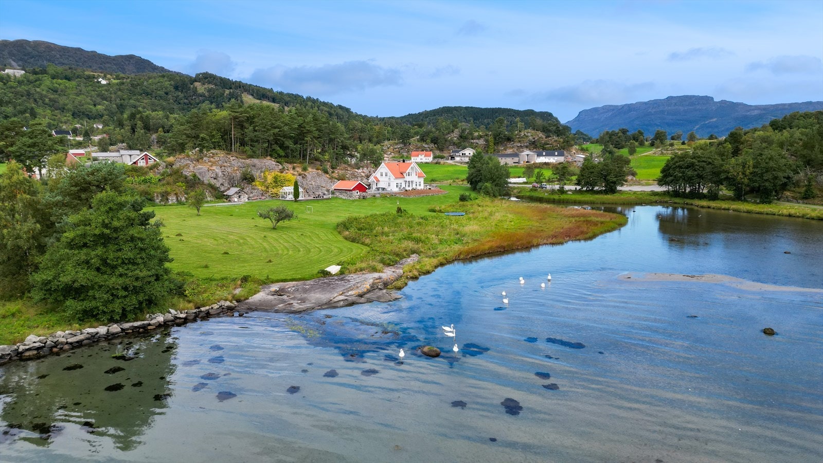 Barnevennlig sandstrand like ved eiendommen. Galleribilde